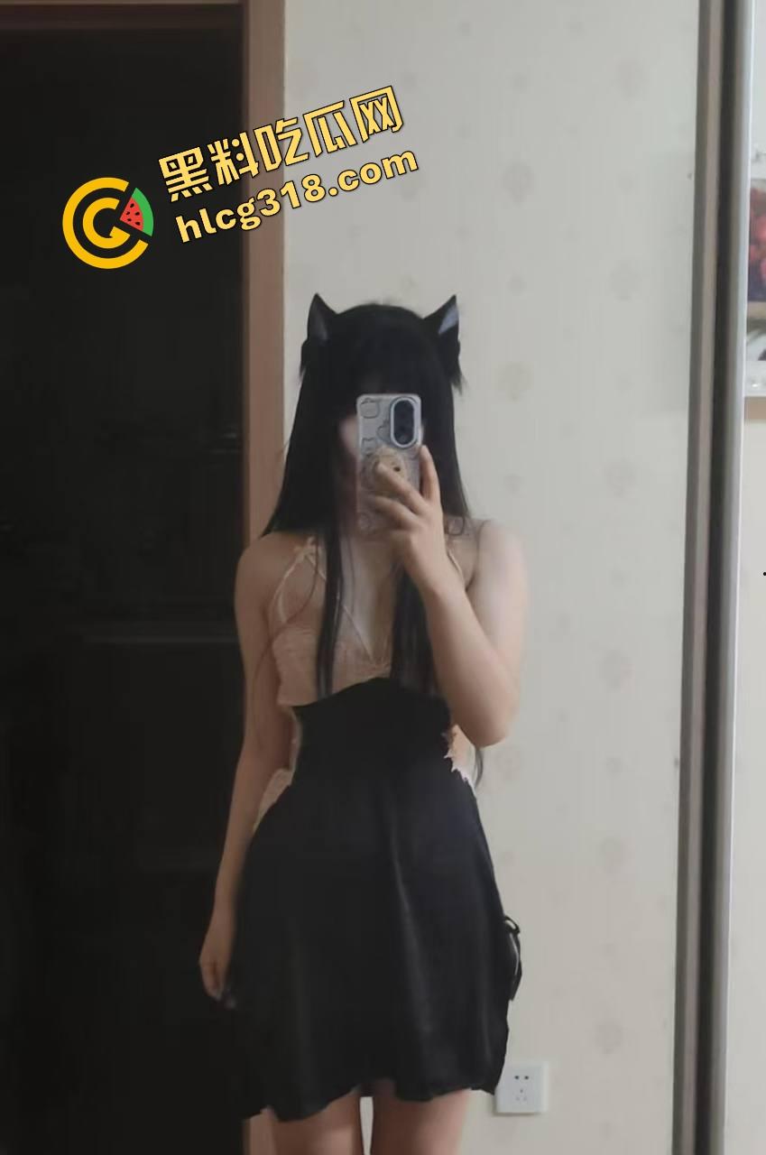 被当人肉飞机杯内射，骚穴一插到底，装不下精子都还要继续被干，真他妈太涩太带劲！