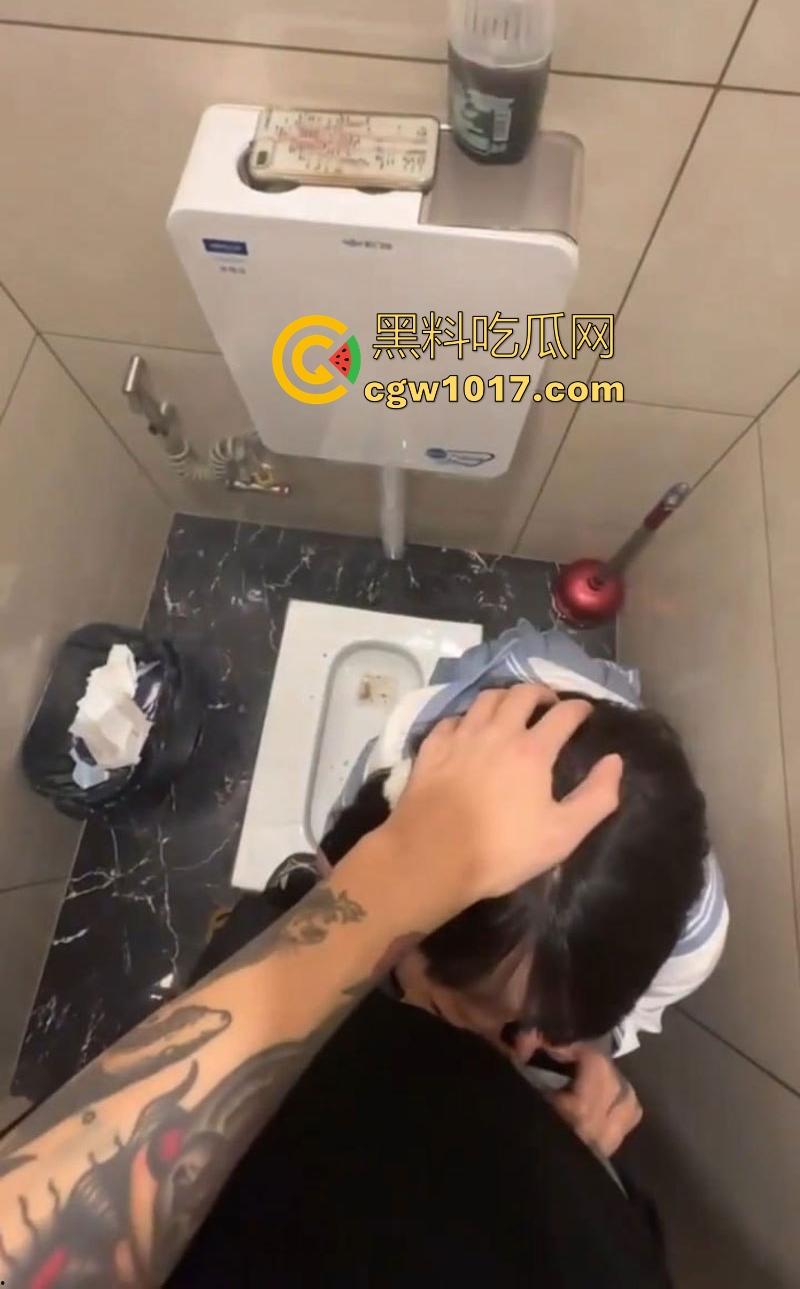 顶级约炮之王微信群视频直播做爱!约炮台球宝贝厕所深喉口交后入,激烈打桩无套猛插,主打一个他吃肉兄弟们喝汤!