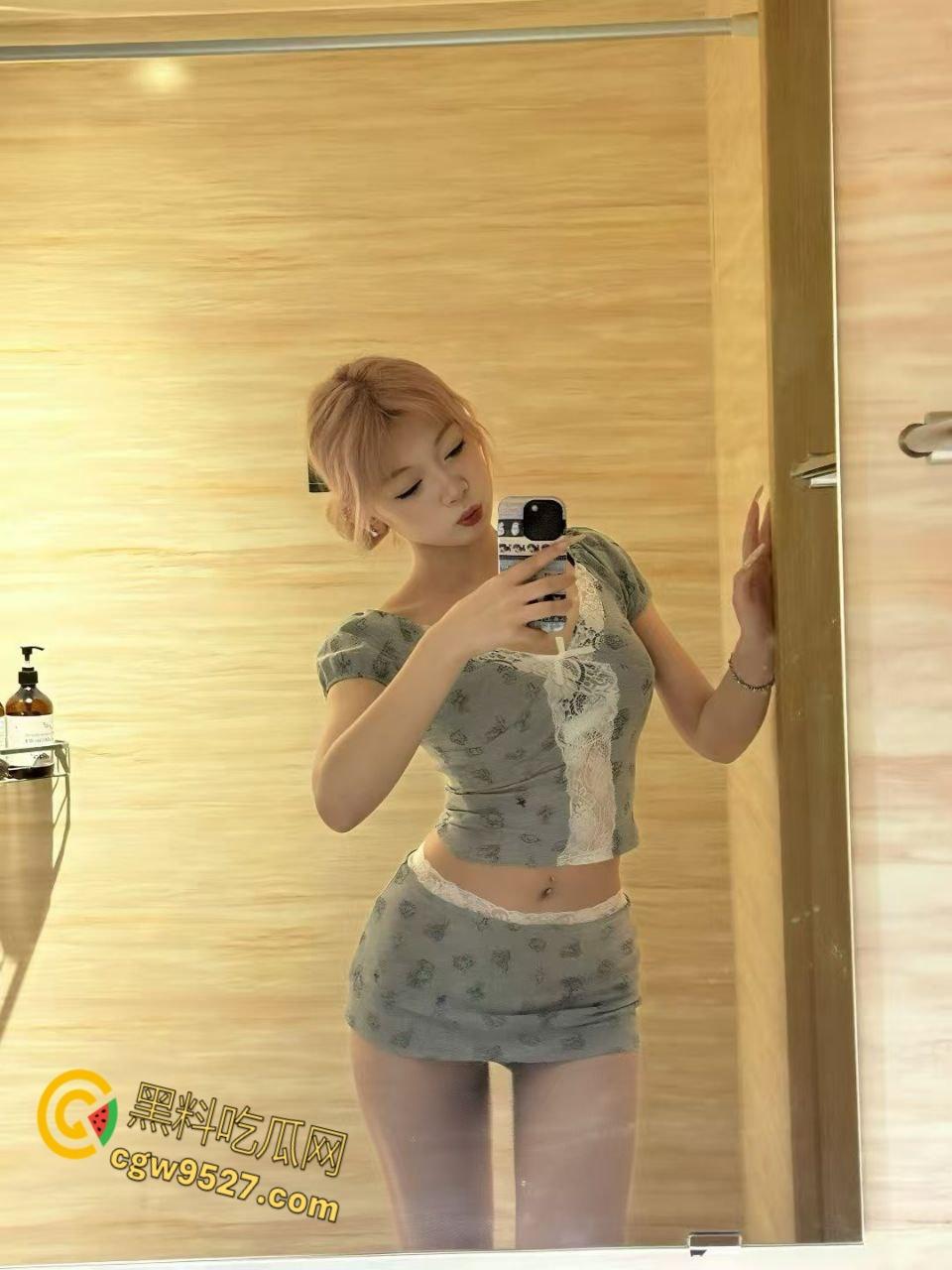 山东青岛平度舞蹈生【郑媛菲】，背着异地恋男友酒吧鬼混，多次酒吧厕所打炮，这身材妥妥的炮机！