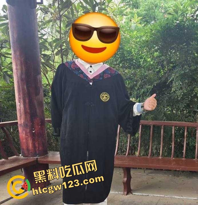 栓Q了兄弟,40秒吃屌传全校,陕西理工情侣校内凉亭乱搞疯传,妹子趴着狂吞直到男的射出来!