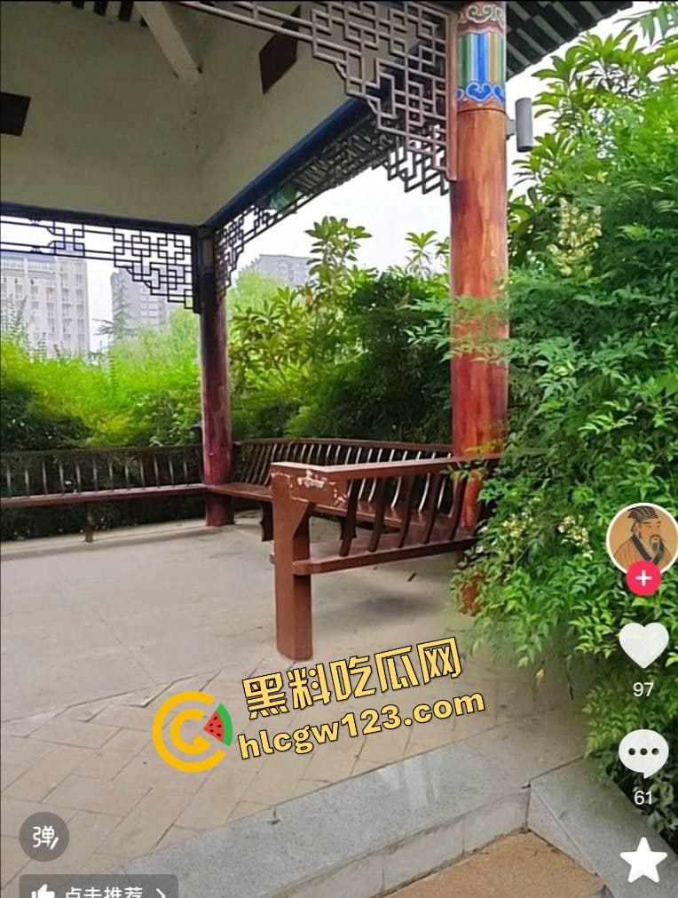 栓Q了兄弟,40秒吃屌传全校,陕西理工情侣校内凉亭乱搞疯传,妹子趴着狂吞直到男的射出来!