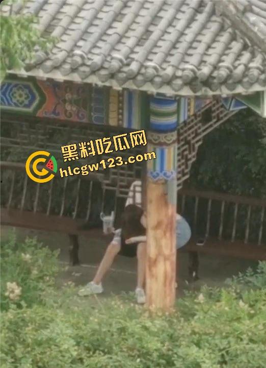 栓Q了兄弟,40秒吃屌传全校,陕西理工情侣校内凉亭乱搞疯传,妹子趴着狂吞直到男的射出来!