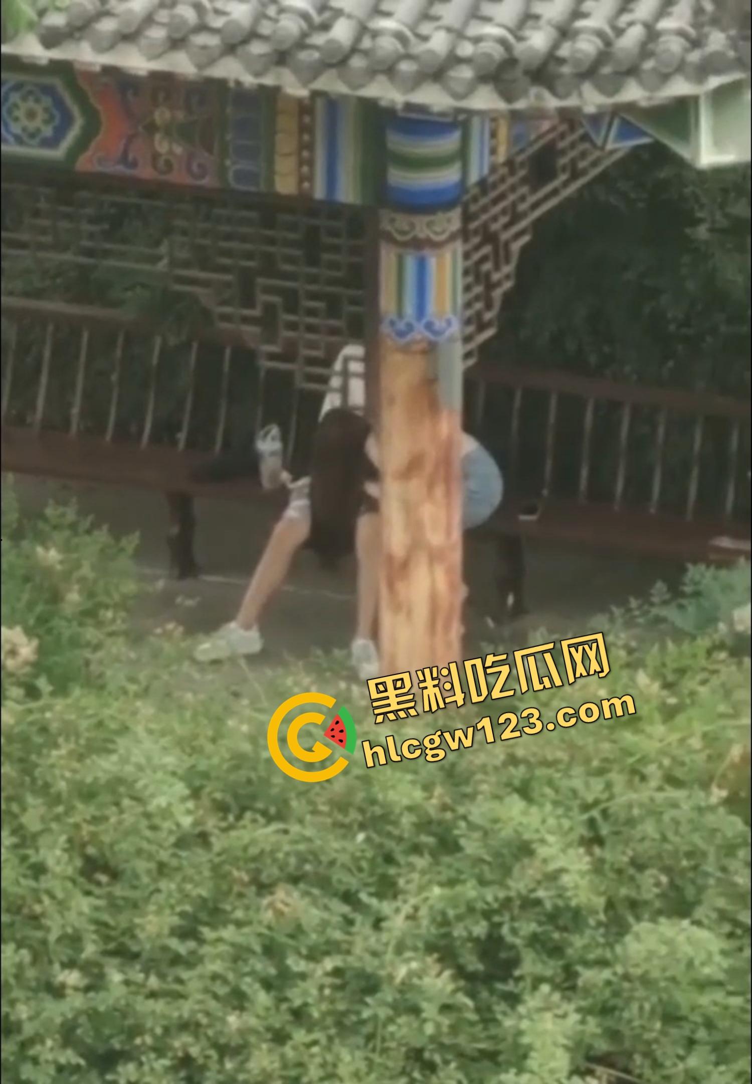 栓Q了兄弟,40秒吃屌传全校,陕西理工情侣校内凉亭乱搞疯传,妹子趴着狂吞直到男的射出来!