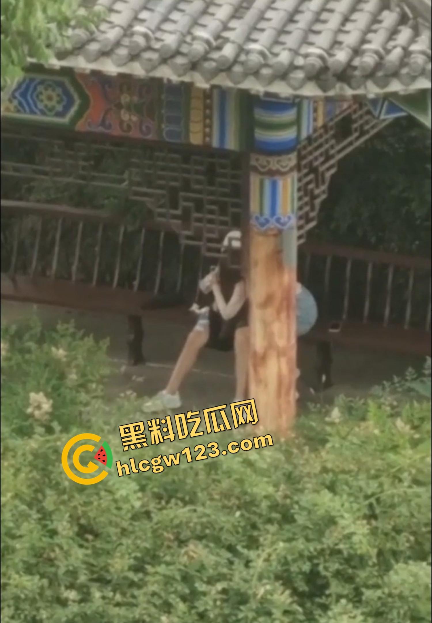 栓Q了兄弟,40秒吃屌传全校,陕西理工情侣校内凉亭乱搞疯传,妹子趴着狂吞直到男的射出来!