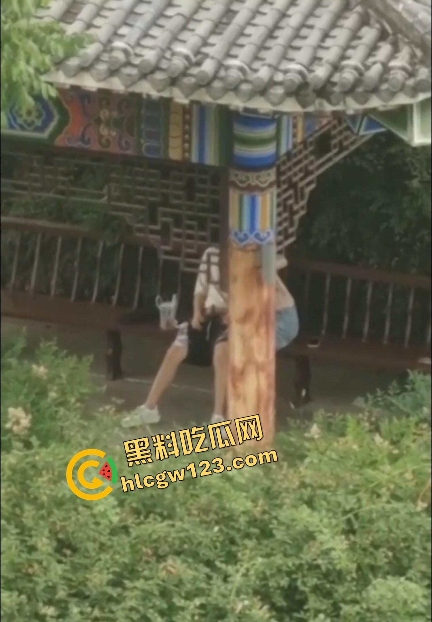 栓Q了兄弟,40秒吃屌传全校,陕西理工情侣校内凉亭乱搞疯传,妹子趴着狂吞直到男的射出来!