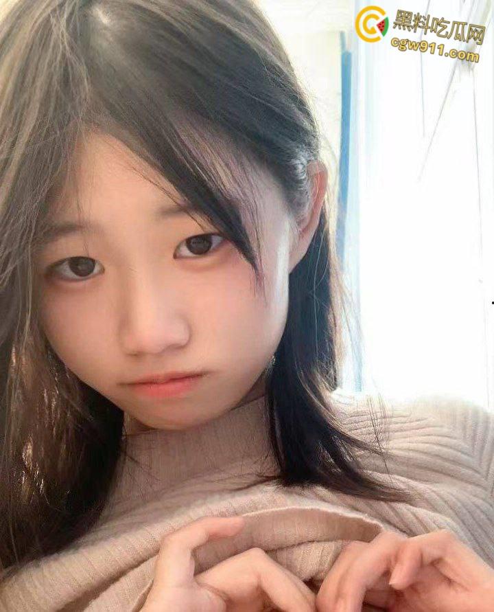 浙江大学校花【何雅茜】,被金主包养酒店调教,镜子前扯着头发被后入爆操,骑脸颜射一脸 !