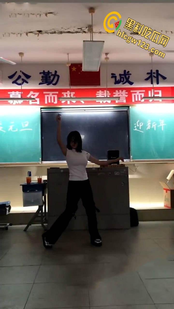 学霸班会跳热舞动作过大把奶罩崩飞了, 男同学在座位上看的前列腺液直流!
