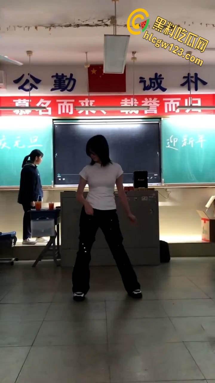 学霸班会跳热舞动作过大把奶罩崩飞了, 男同学在座位上看的前列腺液直流!