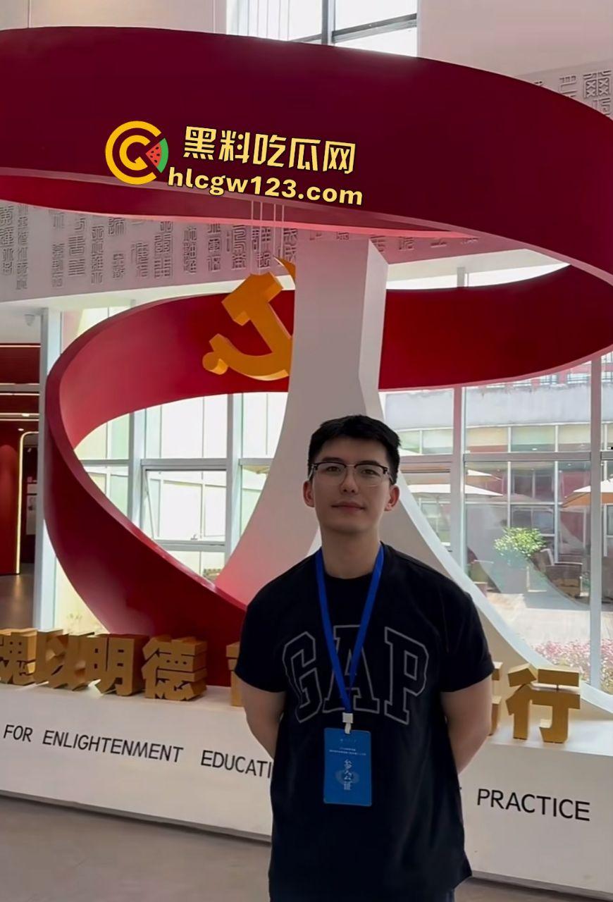 贵州大学辅导员【王晓】约炮BBW大肥猪，清爽外表藏不住色心的狂躁，要泄泄火呀！