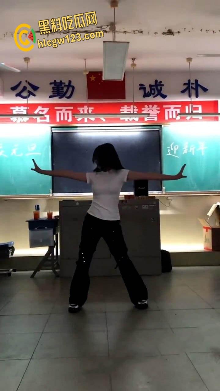 学霸班会跳热舞动作过大把奶罩崩飞了, 男同学在座位上看的前列腺液直流!