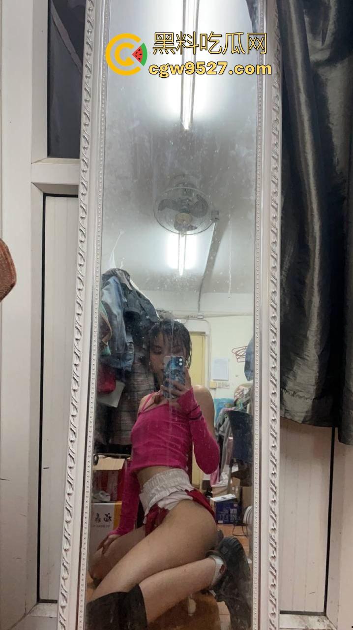 广东轻工职业技术职业学院，大胆情侣校园大胆户外做爱，完全无视众人，激情骑乘，年轻人会玩！