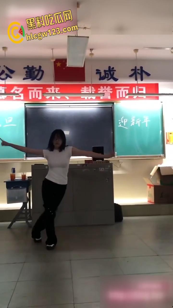 学霸班会跳热舞动作过大把奶罩崩飞了, 男同学在座位上看的前列腺液直流!