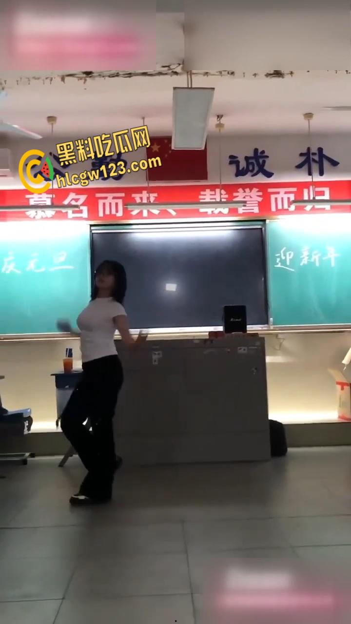 学霸班会跳热舞动作过大把奶罩崩飞了, 男同学在座位上看的前列腺液直流!
