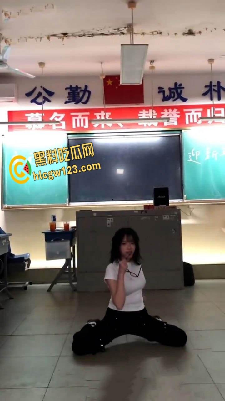 学霸班会跳热舞动作过大把奶罩崩飞了, 男同学在座位上看的前列腺液直流!