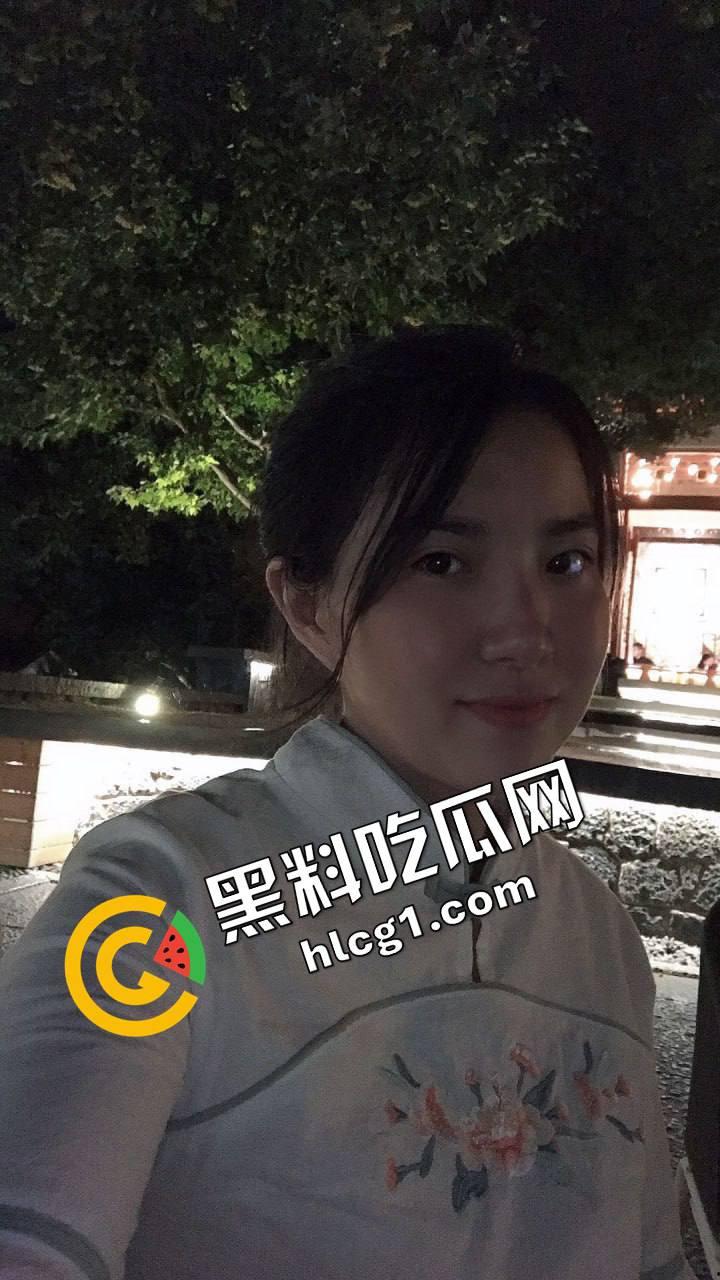 素颜清影独倚，颇有姿色大胆露脸！真实记录我与我的母狗老婆生活，尺度惊人！