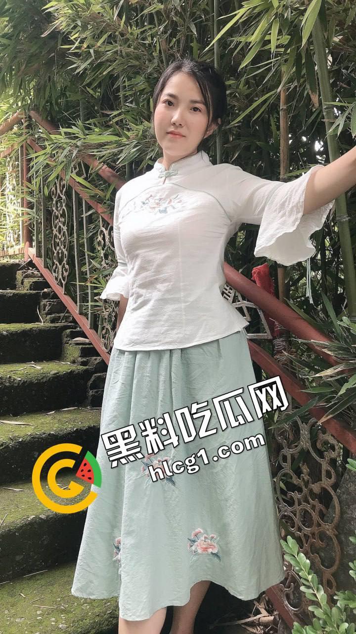 素颜清影独倚,颇有姿色大胆露脸!真实记录我与我的母狗老婆生活,尺度惊人!