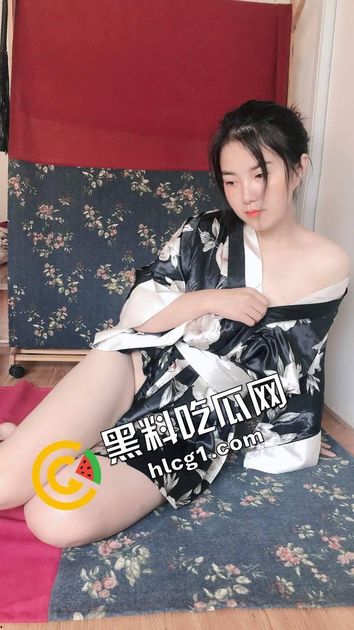 素颜清影独倚,颇有姿色大胆露脸!真实记录我与我的母狗老婆生活,尺度惊人!