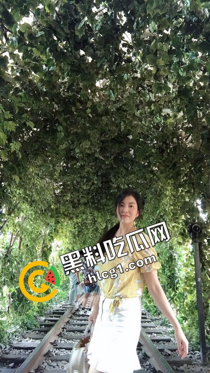 素颜清影独倚,颇有姿色大胆露脸!真实记录我与我的母狗老婆生活,尺度惊人!