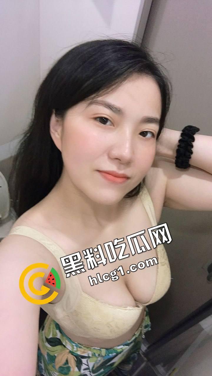 素颜清影独倚,颇有姿色大胆露脸!真实记录我与我的母狗老婆生活,尺度惊人!