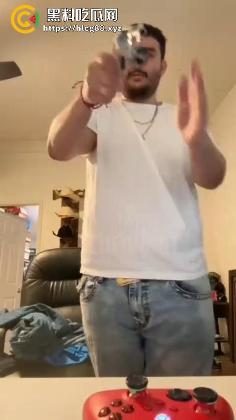 直播界的人才真多 为了礼物直播玩俄罗斯转盘然后死了 真枪实弹 可能就是外国人少的原因!