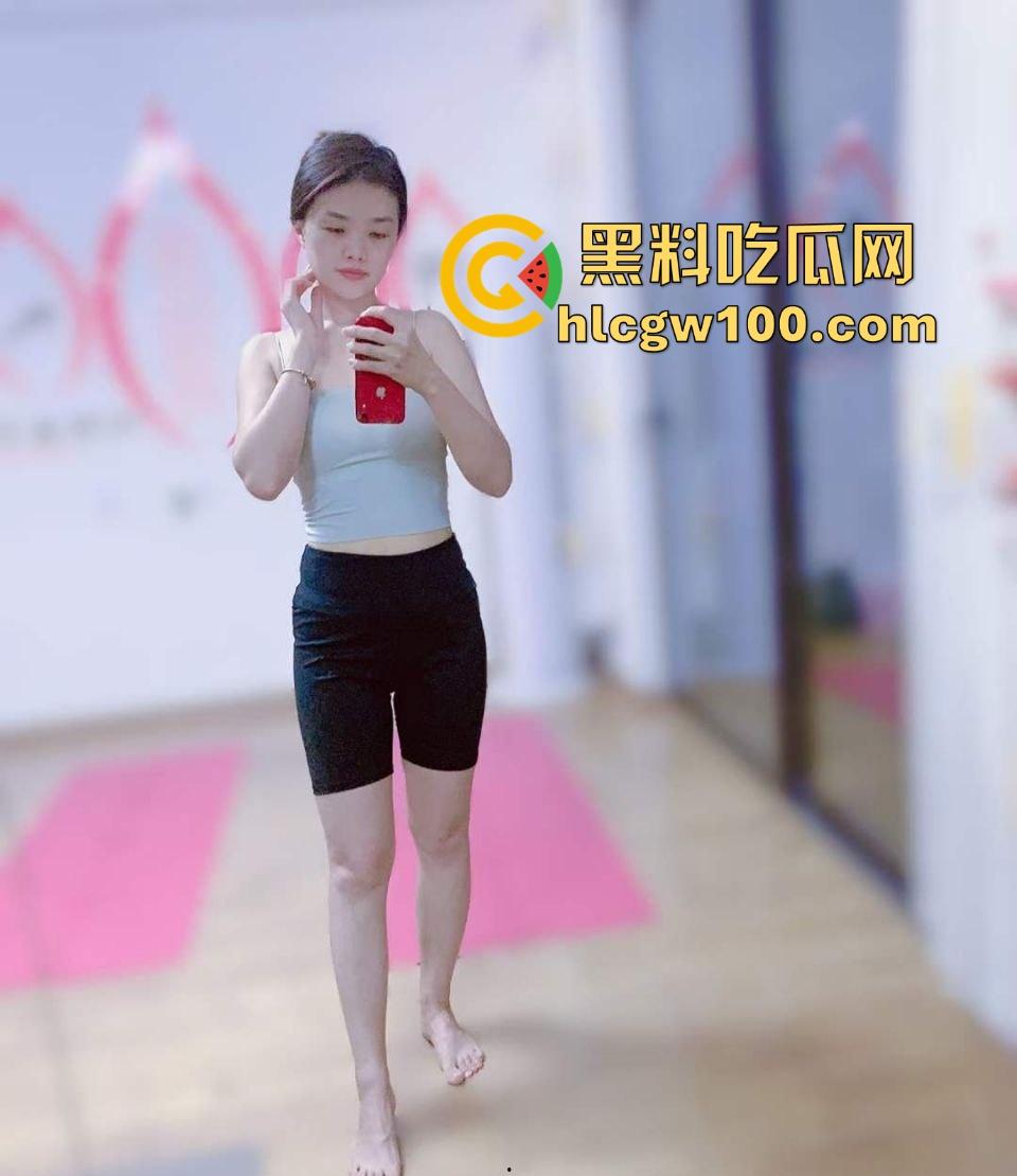 绍兴柯桥极品人妻【张璞泽】早年私密视频泄露,全裸露乳显穴伺候男友,温柔口交乖巧到极致!