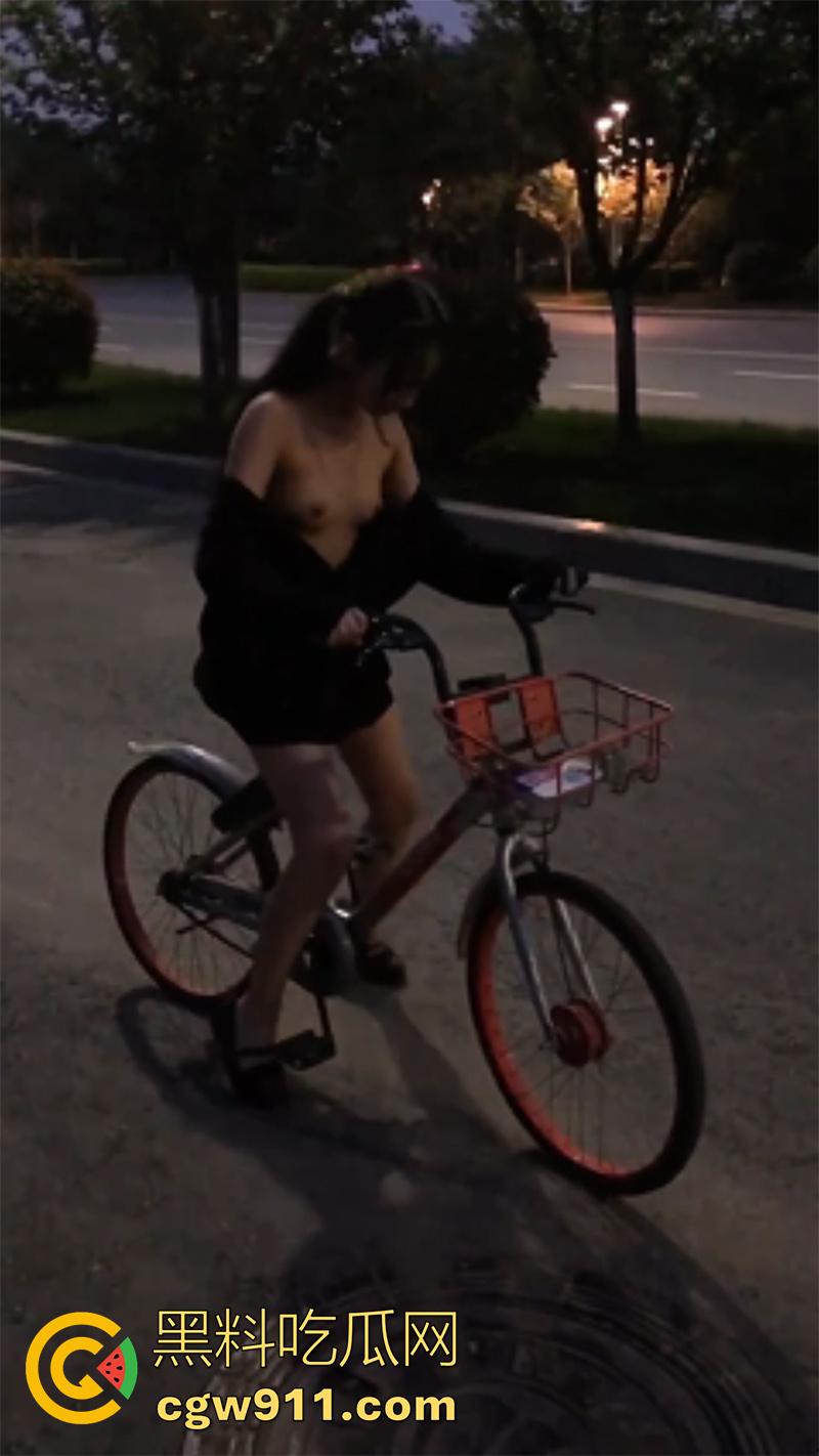 极品萝莉【浆果儿】被包养合集,为了钱被调教成资深的小母狗,全裸真空户外露出,带三位闺蜜一起侍奉金主!