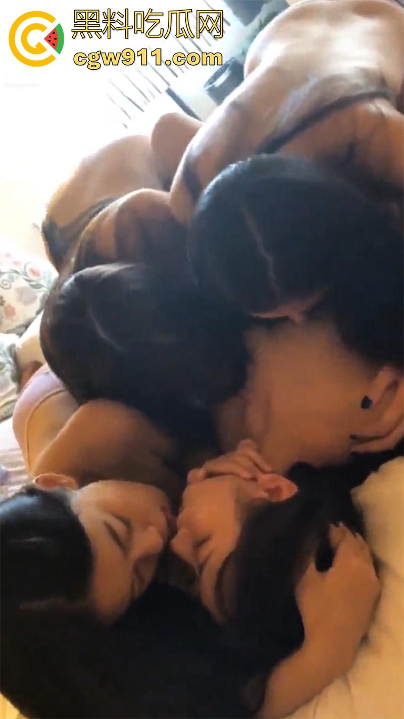 极品萝莉【浆果儿】被包养合集,为了钱被调教成资深的小母狗,全裸真空户外露出,带三位闺蜜一起侍奉金主!