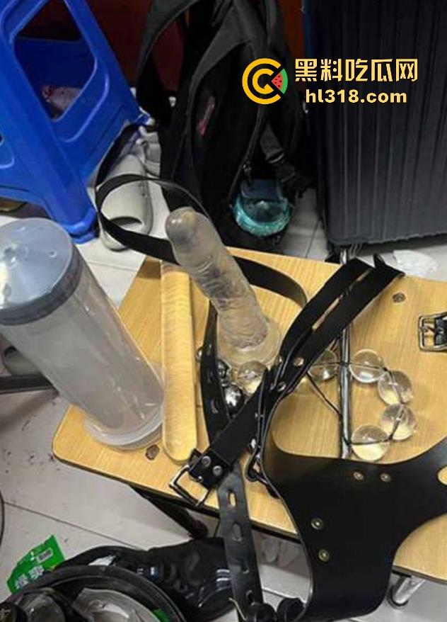 新生入学发现学姐的圣遗物,这学姐也太会玩了吧,灌肠器假鸡巴拉珠样样全,赶紧舔一下上面还有学姐淫水!