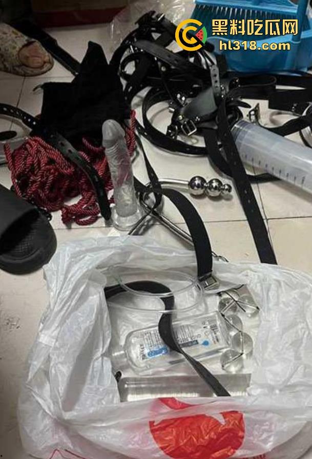 新生入学发现学姐的圣遗物,这学姐也太会玩了吧,灌肠器假鸡巴拉珠样样全,赶紧舔一下上面还有学姐淫水!