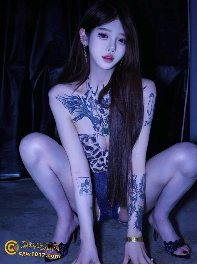 高颜值纹身御姐【琳琳】,极品颜值黑发媚眼,白虎粉穴三点全露,性感纹身妖娆吸睛,骚气直击灵魂!