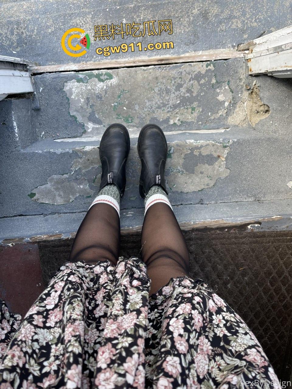 网红【SavvySuxx】提名淫后，家中与哥哥激战无视父母，巨屌颜射满脸白浊，哥哥边看她色情视频边操！