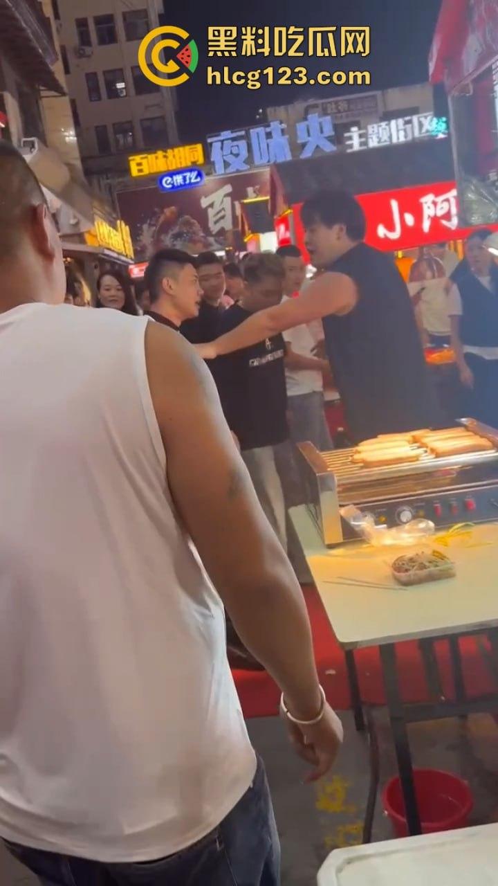 太暴力！网红【腾导】线下被真实打脸 边开直播边被揍想不火都难了！