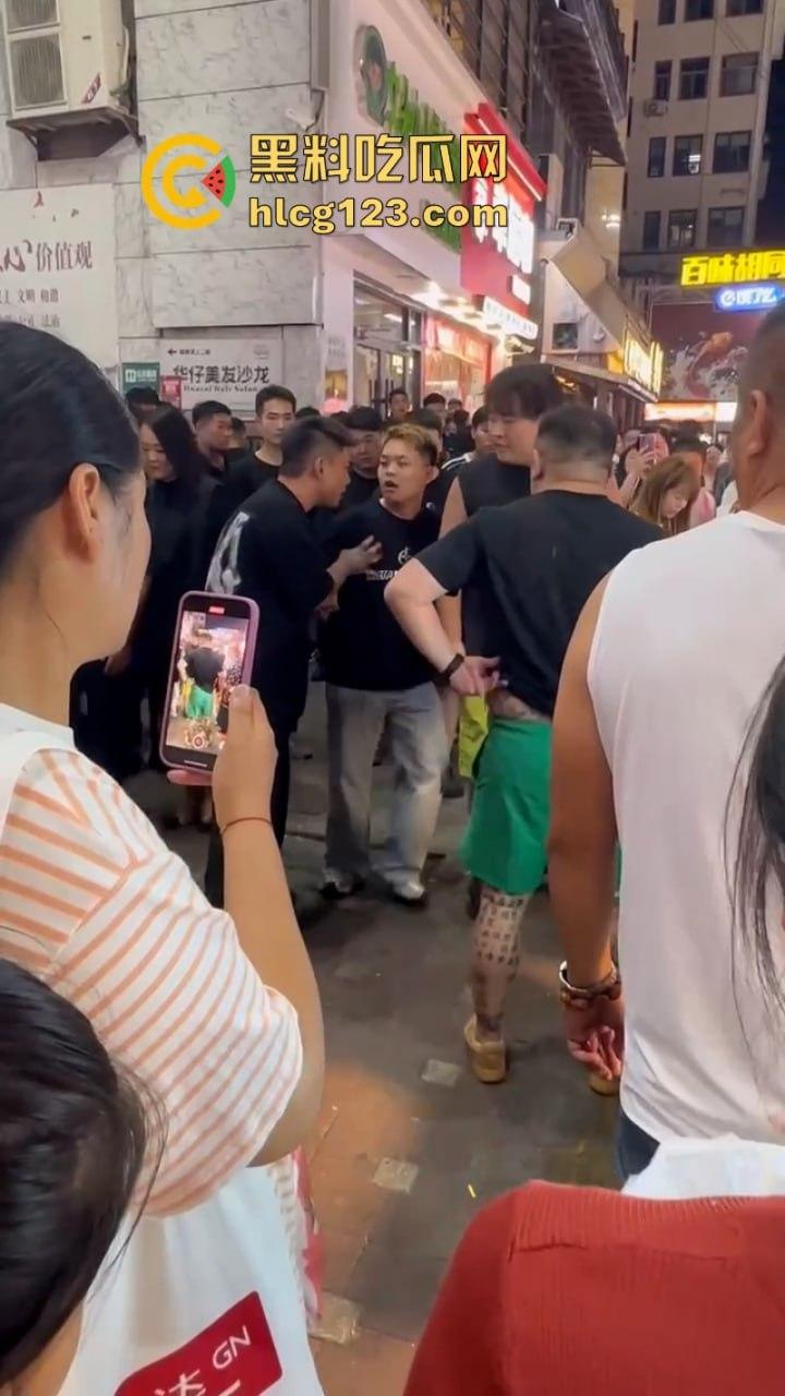 太暴力!网红【腾导】线下被真实打脸 边开直播边被揍想不火都难了!