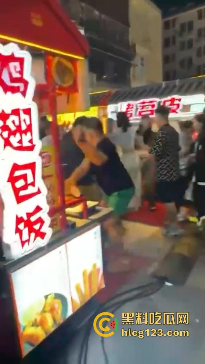 太暴力!网红【腾导】线下被真实打脸 边开直播边被揍想不火都难了!