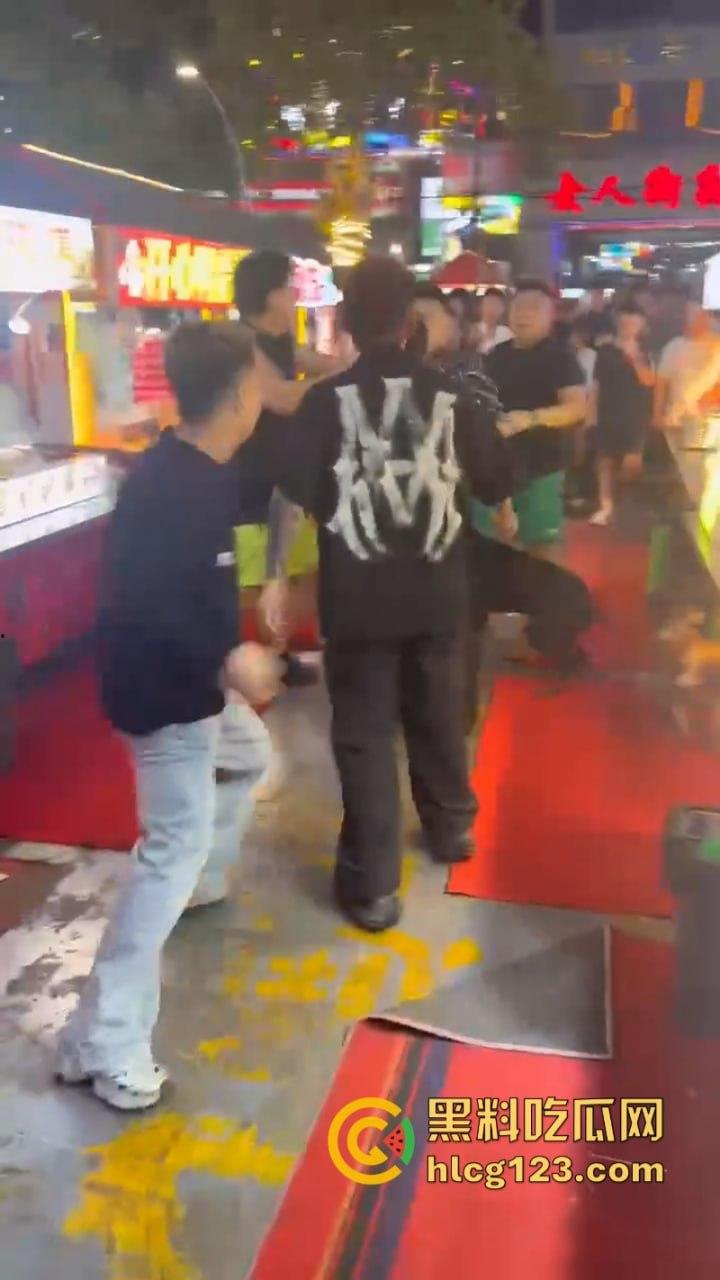 太暴力!网红【腾导】线下被真实打脸 边开直播边被揍想不火都难了!