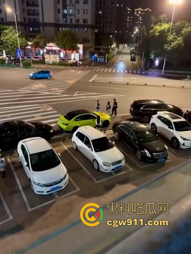 疑是宝马最新配色涂装？福清宝马渣男脚踏多船被发现，多名女友上门给其车改装，还别说这配色还行！