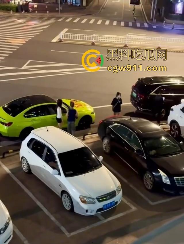 疑是宝马最新配色涂装?福清宝马渣男脚踏多船被发现,多名女友上门给其车改装,还别说这配色还行!