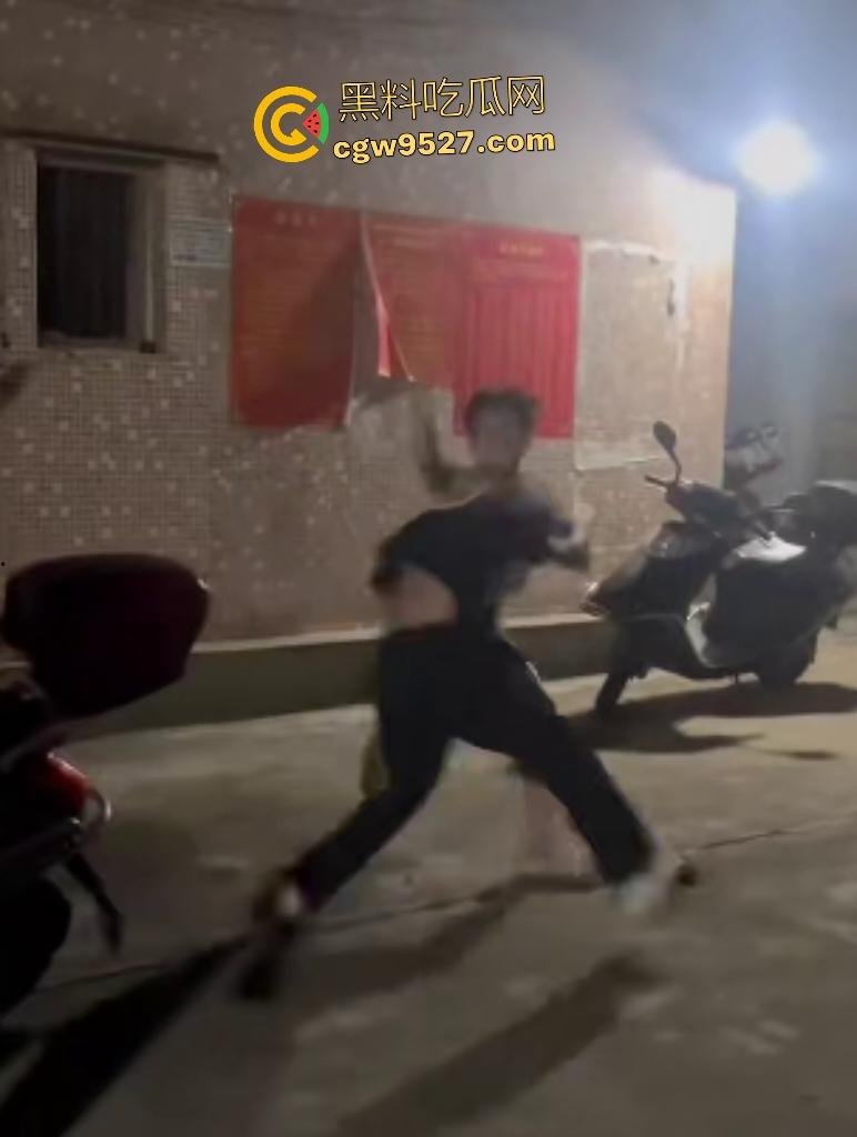 广西百色村里初中生血腥斗殴!白衣男孩一拳打太阳穴,黑衣直接喷血抽搐丧命,还打架吗?摊上大事了!