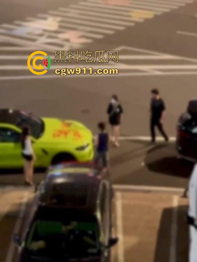 疑是宝马最新配色涂装?福清宝马渣男脚踏多船被发现,多名女友上门给其车改装,还别说这配色还行!