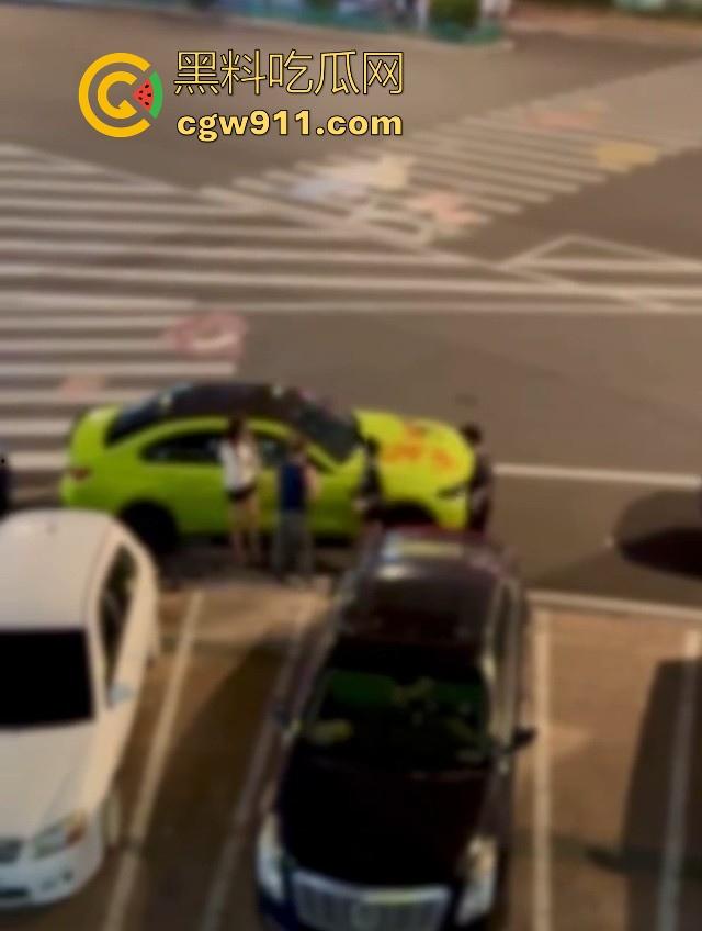 疑是宝马最新配色涂装?福清宝马渣男脚踏多船被发现,多名女友上门给其车改装,还别说这配色还行!