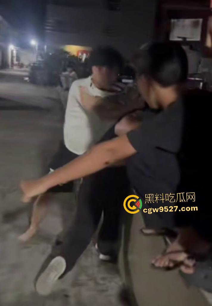 广西百色村里初中生血腥斗殴!白衣男孩一拳打太阳穴,黑衣直接喷血抽搐丧命,还打架吗?摊上大事了!