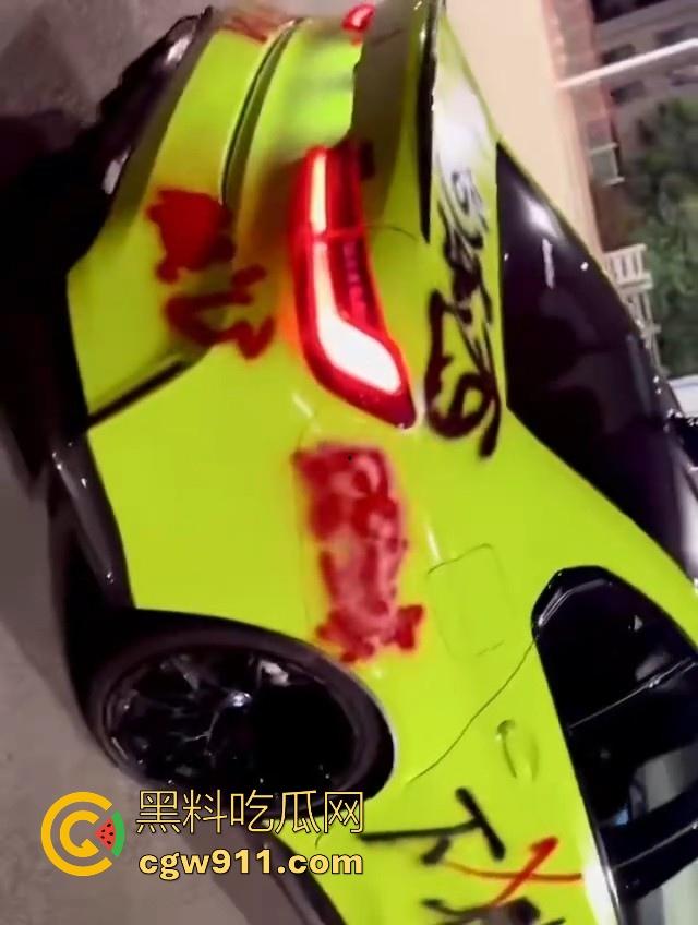 疑是宝马最新配色涂装?福清宝马渣男脚踏多船被发现,多名女友上门给其车改装,还别说这配色还行!