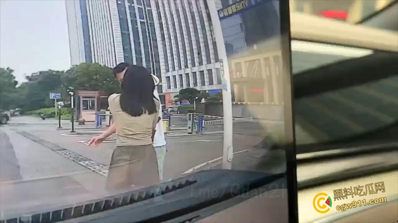 新能源汽车监控画面，小仙女一生气就开始脱衣服，男朋友不要阻拦啊，这是想自己出丑还是丢男友的脸呢 ？