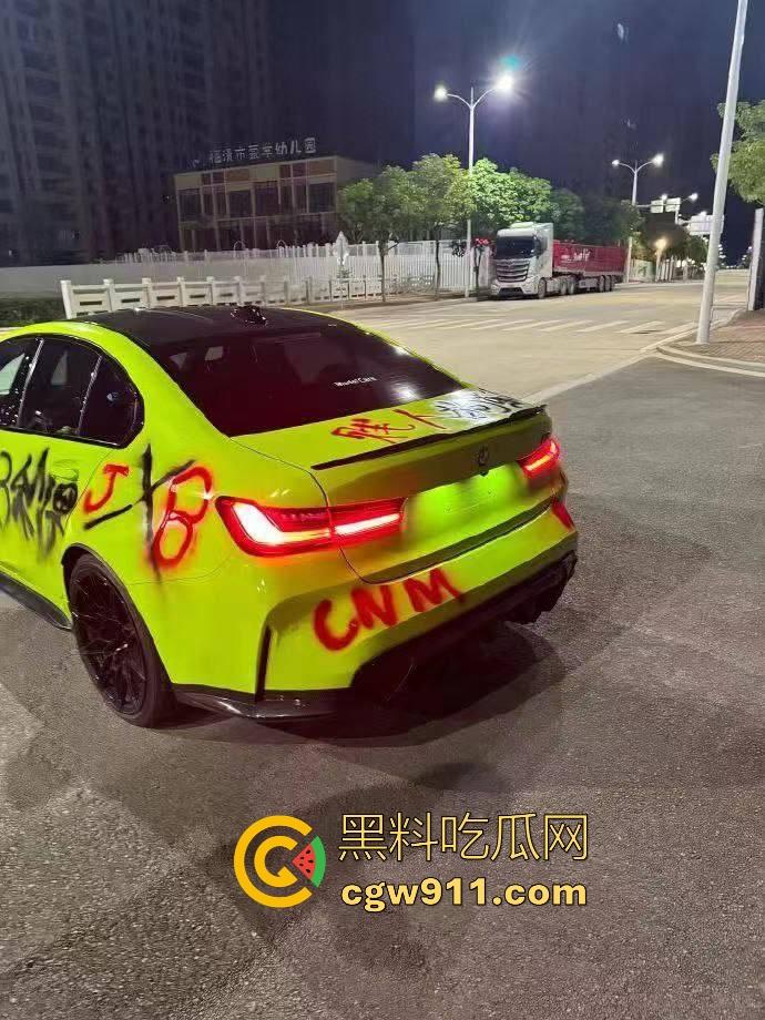 疑是宝马最新配色涂装?福清宝马渣男脚踏多船被发现,多名女友上门给其车改装,还别说这配色还行!