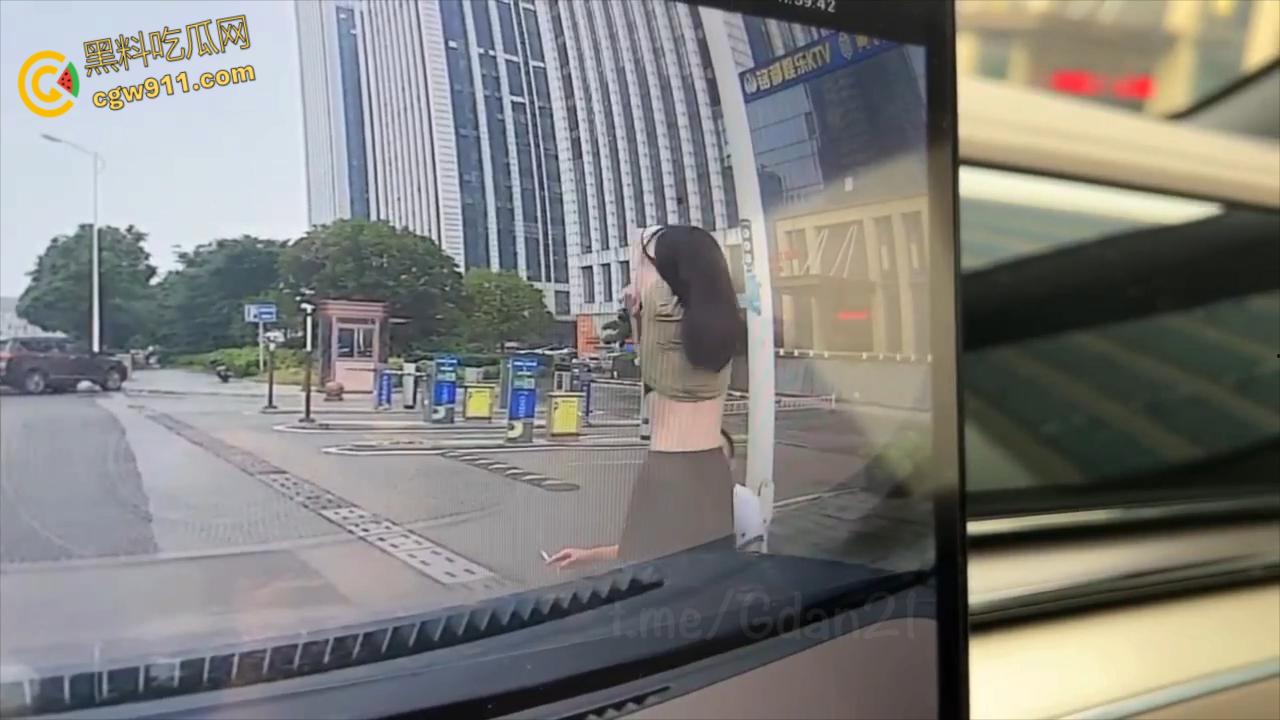 新能源汽车监控画面,小仙女一生气就开始脱衣服,男朋友不要阻拦啊,这是想自己出丑还是丢男友的脸呢 ?