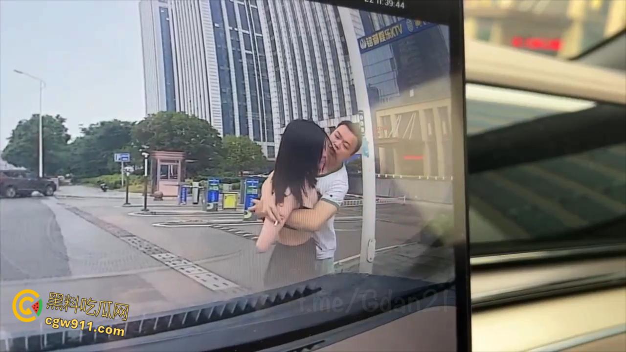 新能源汽车监控画面,小仙女一生气就开始脱衣服,男朋友不要阻拦啊,这是想自己出丑还是丢男友的脸呢 ?