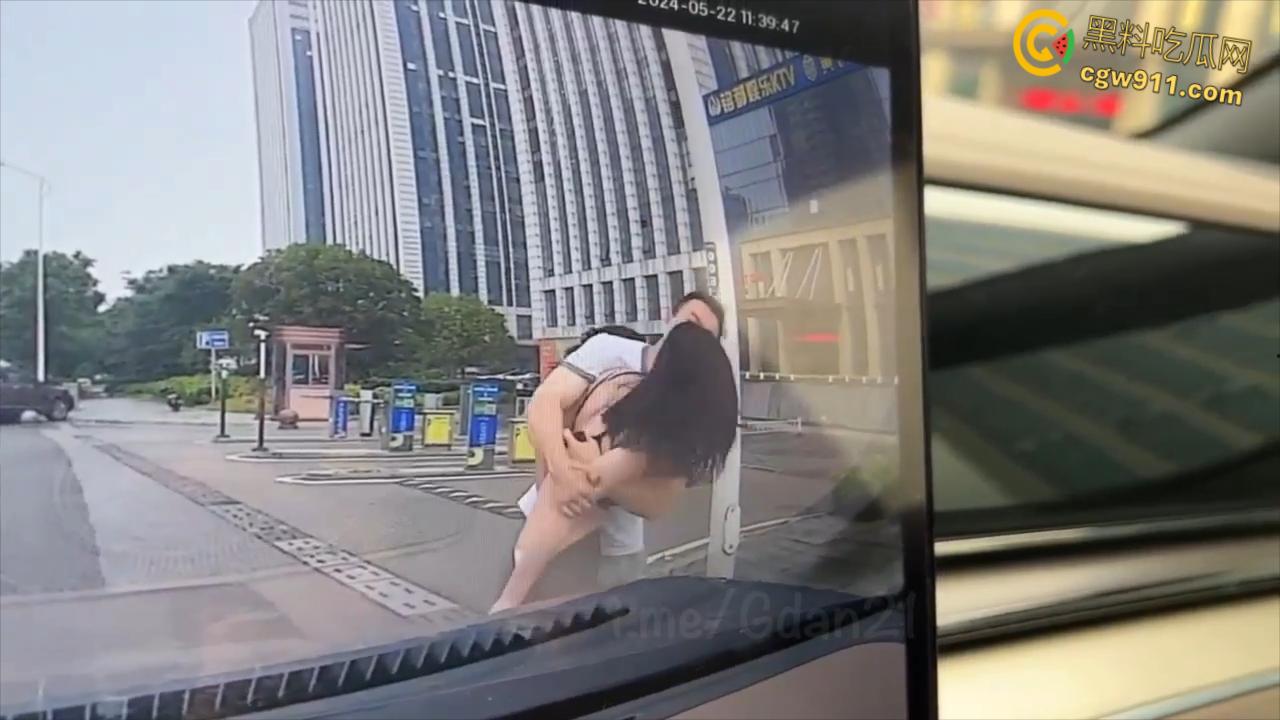 新能源汽车监控画面,小仙女一生气就开始脱衣服,男朋友不要阻拦啊,这是想自己出丑还是丢男友的脸呢 ?