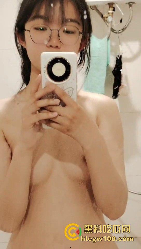广西大学大一学生嫩妹【郭飒】不雅视频流出被曝光,对镜自拍展示娇嫩玉胸体完美呈现。