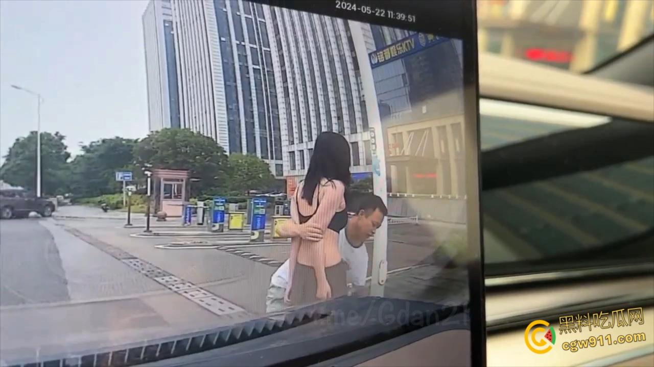 新能源汽车监控画面,小仙女一生气就开始脱衣服,男朋友不要阻拦啊,这是想自己出丑还是丢男友的脸呢 ?