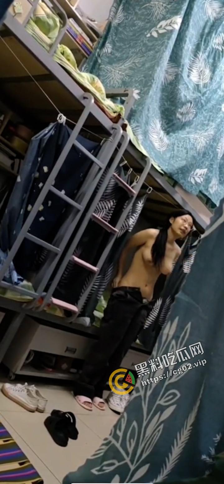 偷拍女生宿舍  大奶眼镜妹 防火防盗还要防变态室友